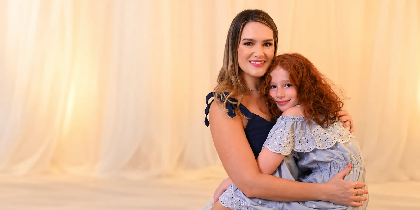 Natália Gontijo abraçando sua filha
