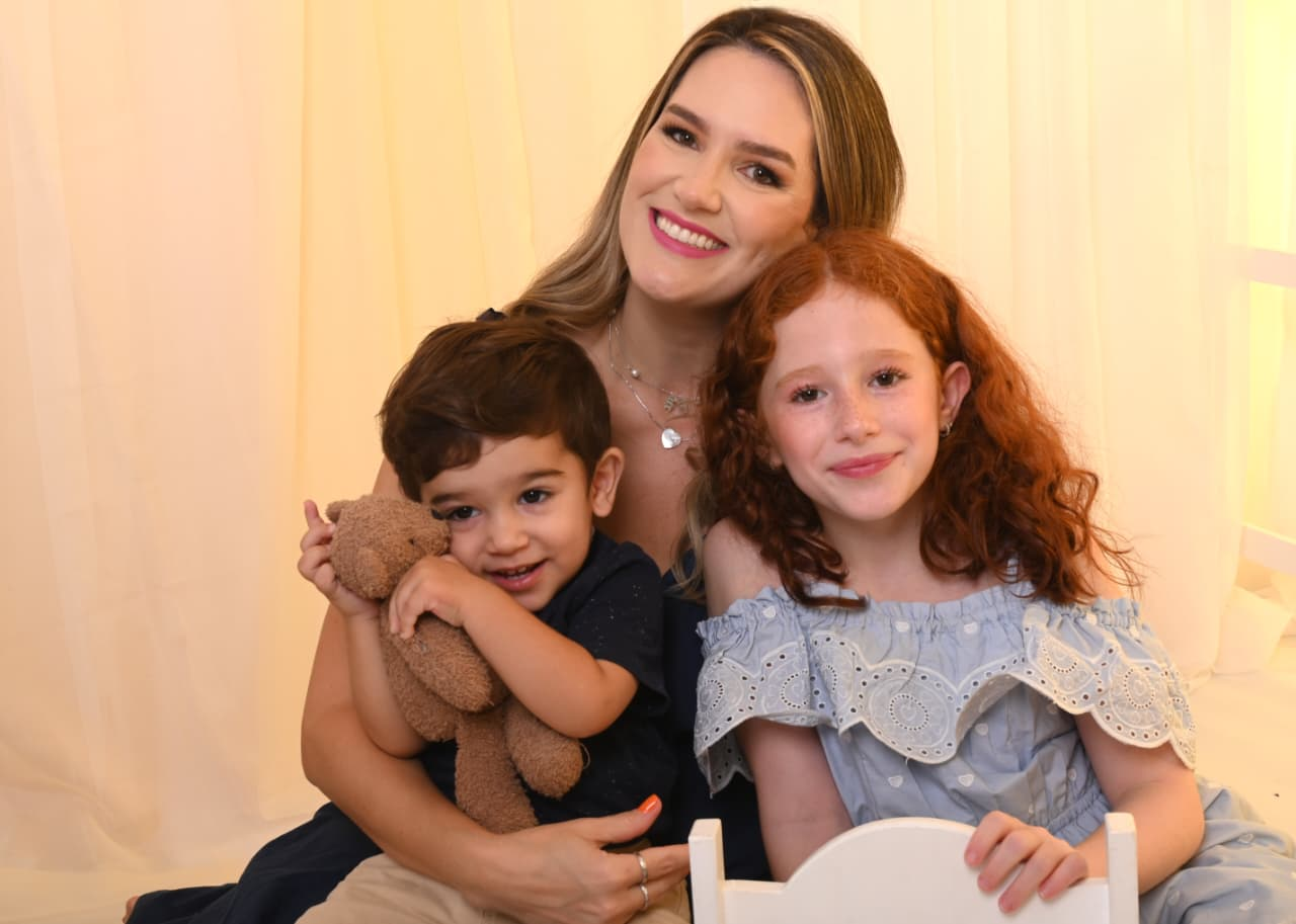 Natália Gontijo com seus filhos